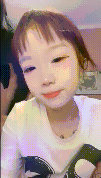 ❤️两个超嫩小萝莉 双女自慰 两女争吃一个鸡鸡 叠罗汉被大屌轮流狂操~无套内射中出~.gif