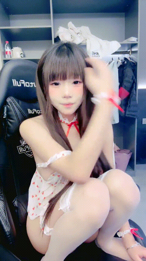 【妹宝】俏皮卡哇伊 粉嫩美乳雪白肌肤 逼抽香烟 捆绑调教 抠挖蹂躏 道具自慰 喷水 无套.gif