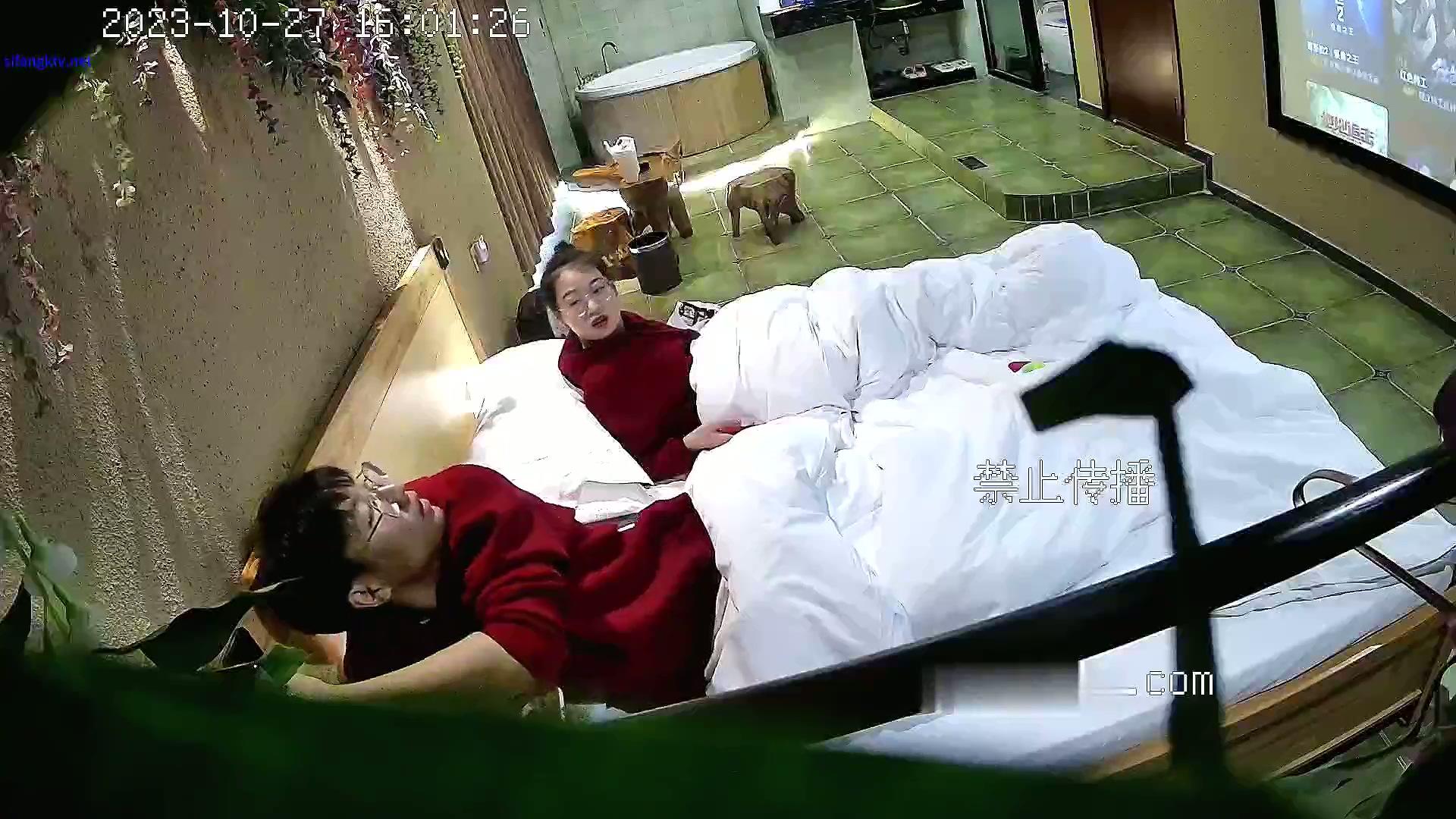 流出酒店浴缸房偷拍 貌似新婚来旅游的红色卫衣男女穿上黑丝啪啪.mp4_20251113_130019..jpg