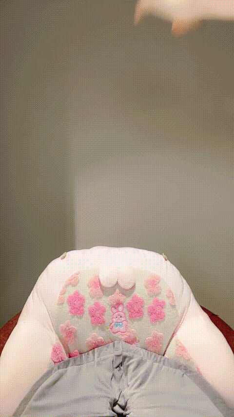 舞蹈系女神【茜茜】人美尺度大 完美腰线 特别是大长腿太完美了 大鸡巴道具爆插喷尿 (1.gif