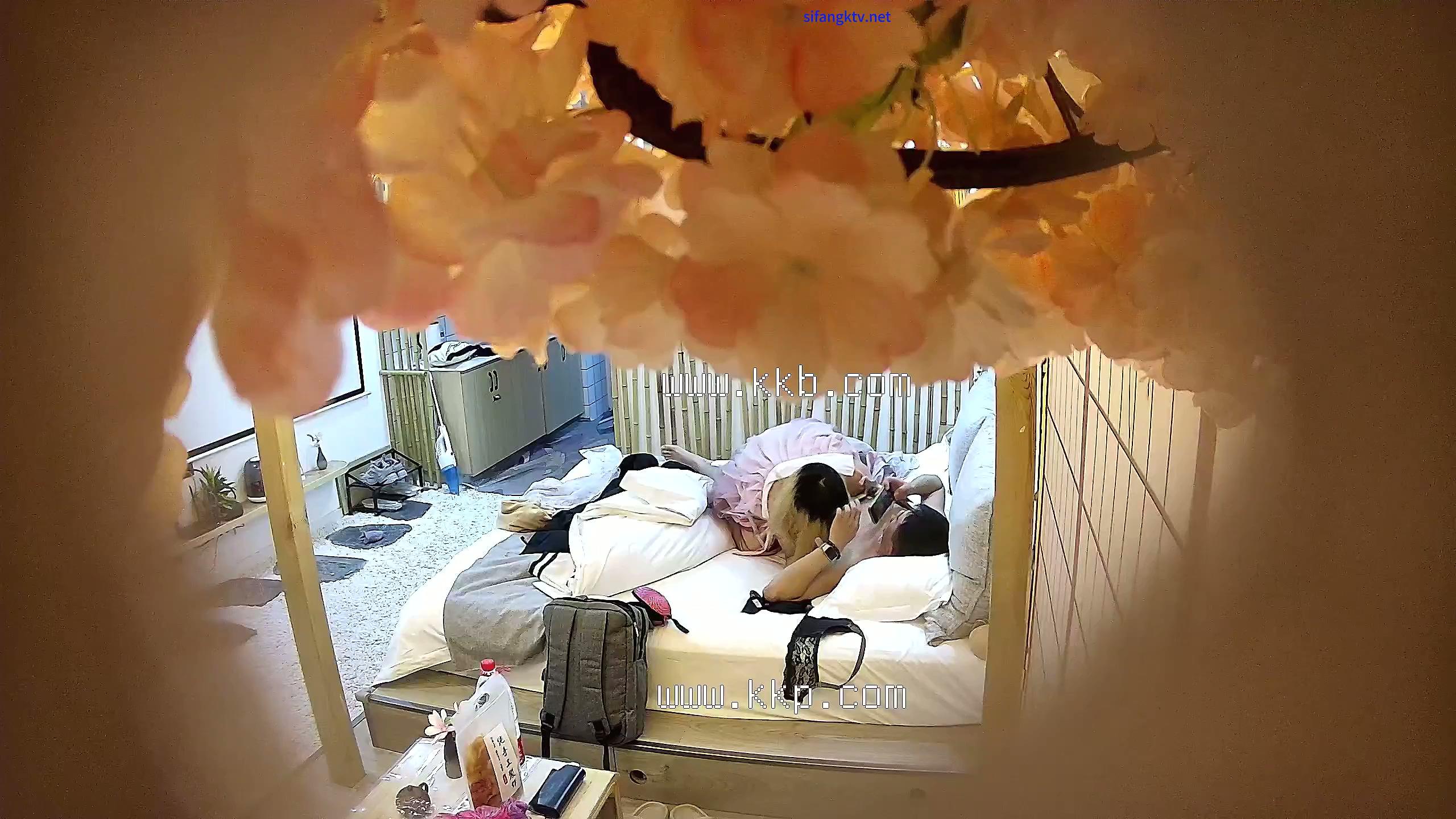 酒店樱花房偷拍 穿上汉服自拍男友把持不住后入超级兴奋.mp4_20251113_130254.062.jpg.jpg