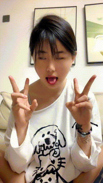 颜值很高的妹子全程露脸满背纹身，被好姐妹在奶子上写骚逼求草，掰开骚穴给狼友看特写.gif