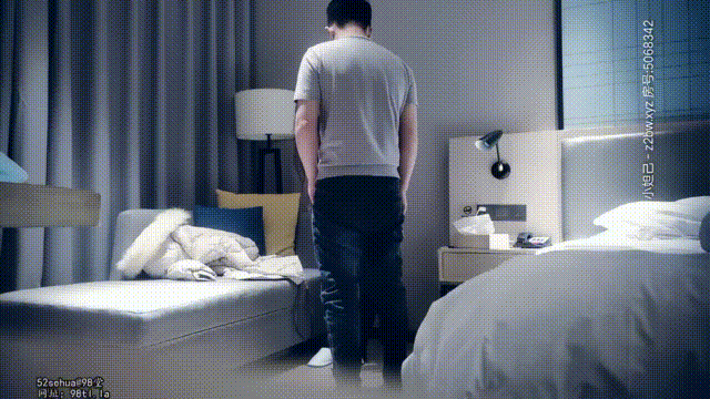 【AI增强】20210119_[原版]七天探花_深夜场丰满大奶美女，抠完B戴套后入推车奶子一晃.gif