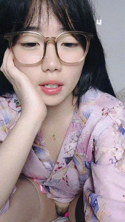 【少萝小甜甜】高颜值眼镜学生妹！脱光光发育的真不错！_231_p20 (2).gif.gif