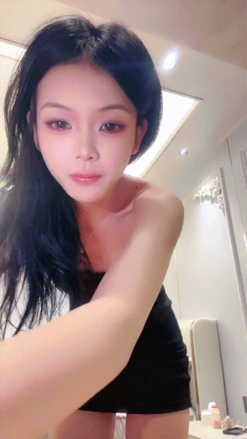 神似明星章若楠简直美呆【兜兜】对镜扇耳光吐舌头搔首弄姿特写粉穴骚水泛滥太欠干了真.gif
