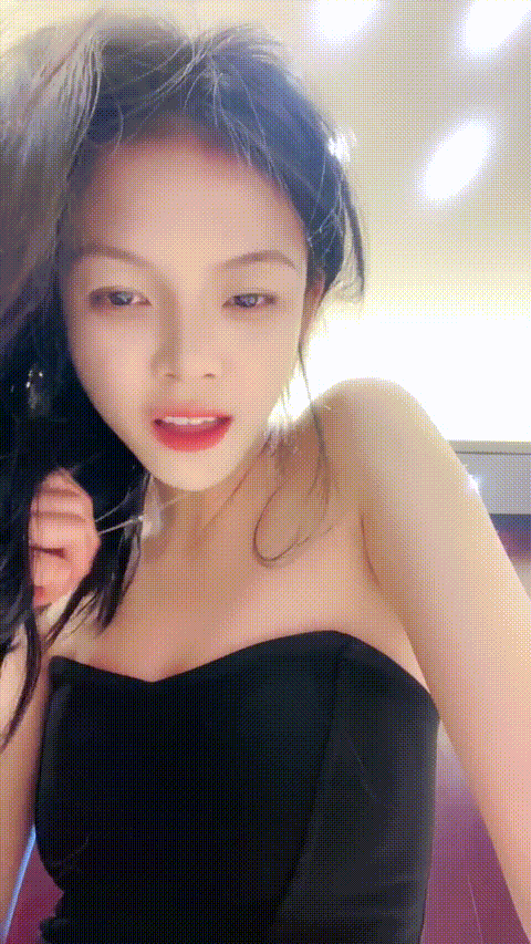 【02年表姐】高颜校花 黑丝大长腿 模特身材 美乳翘臀 道具自慰 无套啪啪 吃鸡骑乘 揉.gif