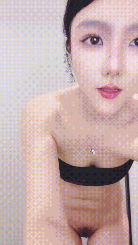 3姐妹花推荐【今晚九点半 】丝袜高跟两姐妹轮流被干 超级淫乱 吃鸡舔逼无套啪啪内射 .gif