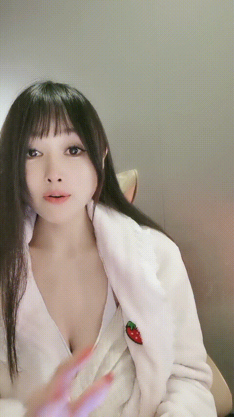 #E杯舞姬_1_27骚穴自慰呻吟不断，女神高潮喷水5_p40.gif