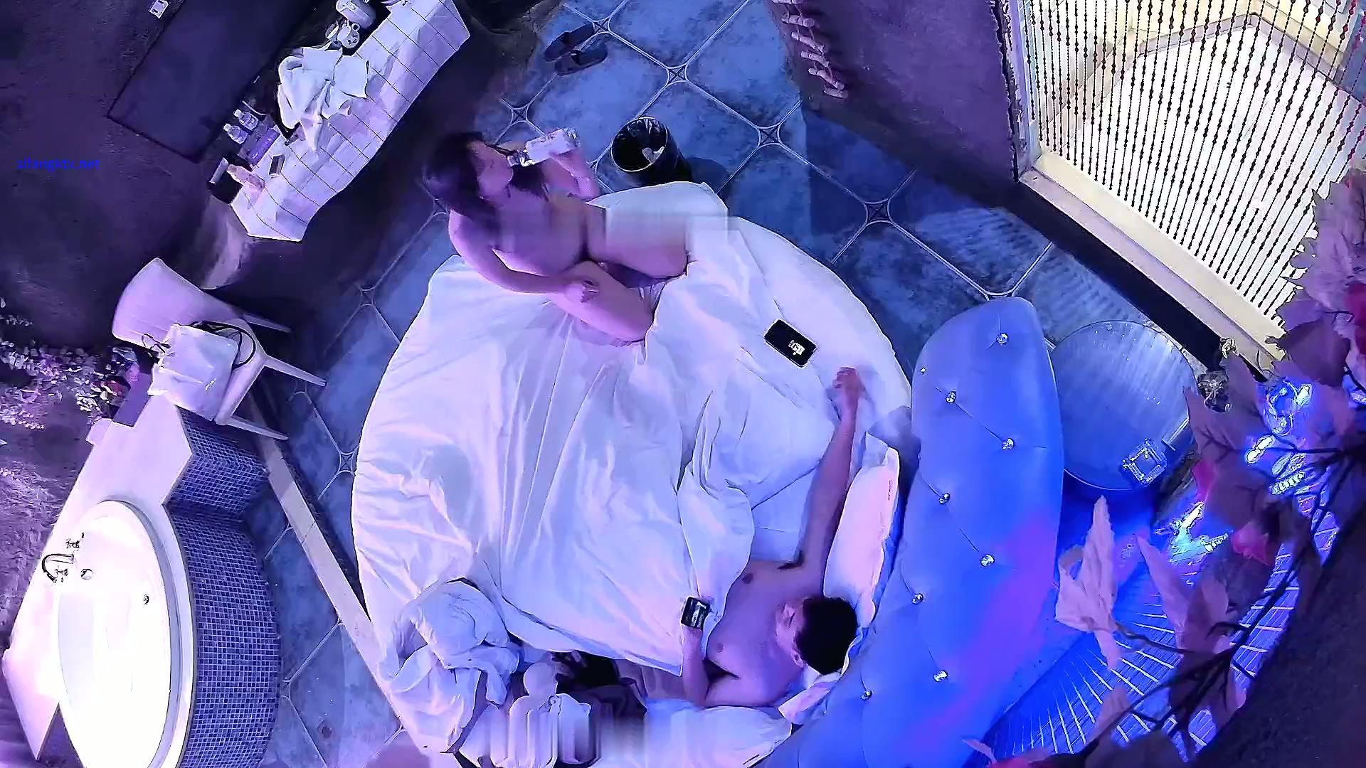 新流出酒店浴缸房偷拍 一边刷视频一边做爱的情侣小哥有点菜没噗哧几下就射了.mp4_2025.jpg