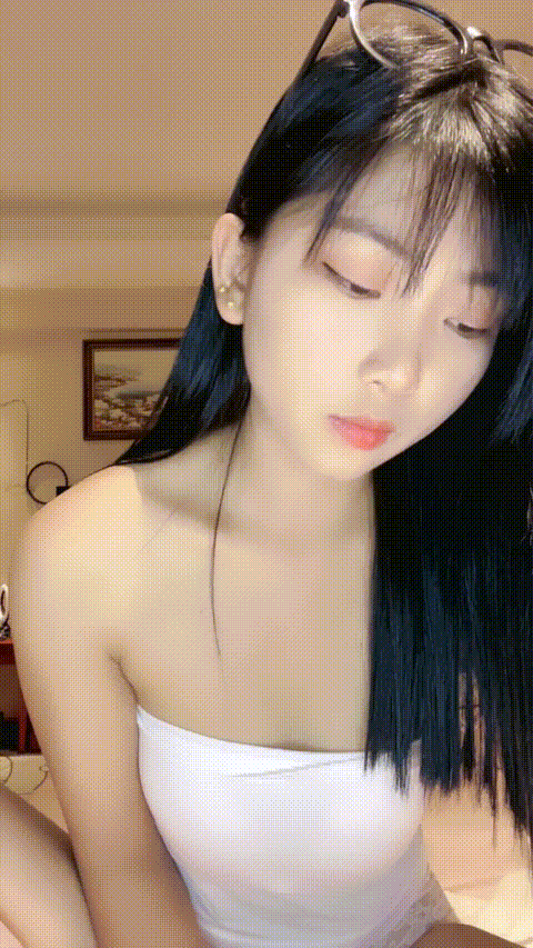 【康妹】高颜值呆萌眼镜妹 大尺度收费秀看得鸡巴邦硬 喜欢眼镜妹的不要错过 (3)_p5_co.gif