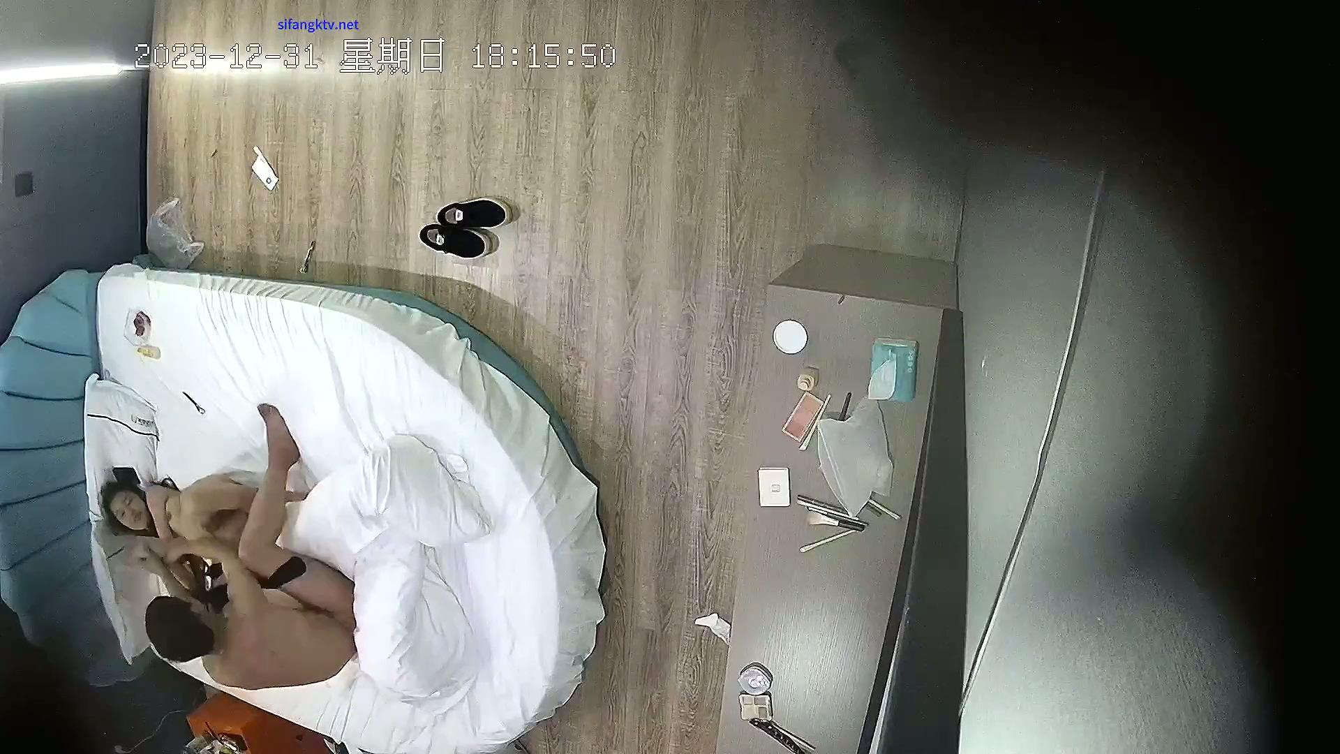 酒店高清精品台多角度偷拍 假期连续开房做爱的年轻情侣穿着黑丝日夜奋战把房间弄得一.jpg