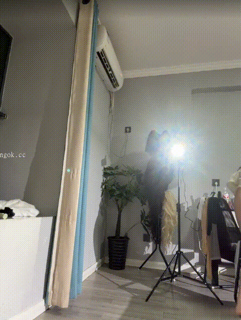 极品反差【yiyi】清纯美少女 极品娇小美乳 大长腿翘臀 嫩穴 乳夹 肛塞 输液 自慰爆浆 .gif