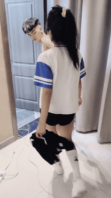 哇 小女孩 漂亮漂亮【风华美人】小穴实在太小了 被大鸡巴塞满 疯狂输出 好姐妹在一边.gif