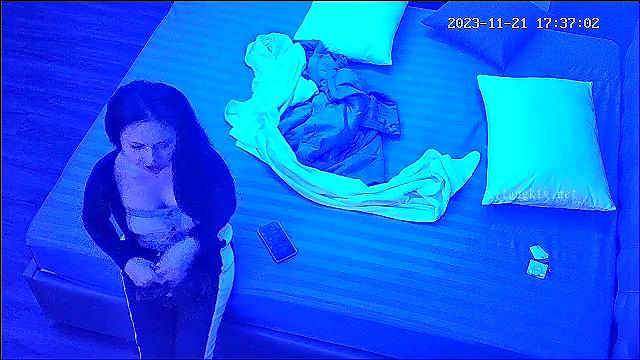 强推强推！酒店偷拍！长得非常漂亮的超高颜值大胸女神，竟被猥琐地中海大叔操了V (2)..jpg