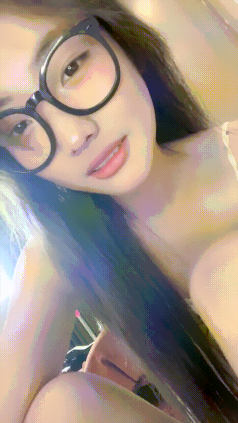 邻家清纯妹妹 超级漂亮【萱妹】带着黑眼睛超性感完美身材 大鸡巴道具自慰 姐妹互插 包.gif