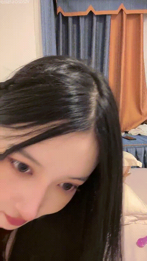 ️女神校花【小蝴蝶会飞】校花颜值长腿女神 开裆黑丝道具狂插5(3V)_p40_compressed.gi.gif
