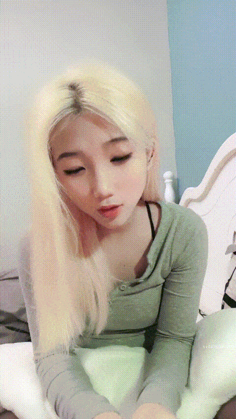 【淼淼】高颜值金发小妹妹！害羞开收费脱光光美呆了！_4_p40 (2).gif