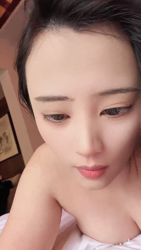 【小鱼糕冷】巨乳空姐 温泉会所 逼毛很多但是逼逼粉嫩 水中无套后入 道具自慰 爽死啦 .gif