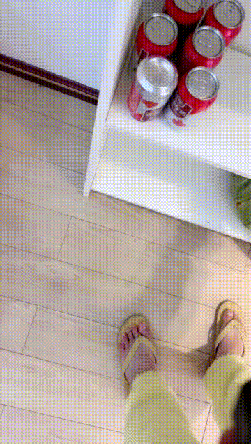 剧情演绎】小姨子来家做客，忍不住强推之 老婆在一旁帮忙，大鸡巴插入就老实了超爽内.gif