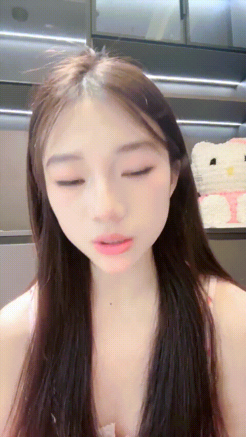 热舞女神【黎巴啦呀】清纯少女 全身雪白 长腿嫩穴 收费房终于秀了 完美G奶 热舞+自慰_.gif