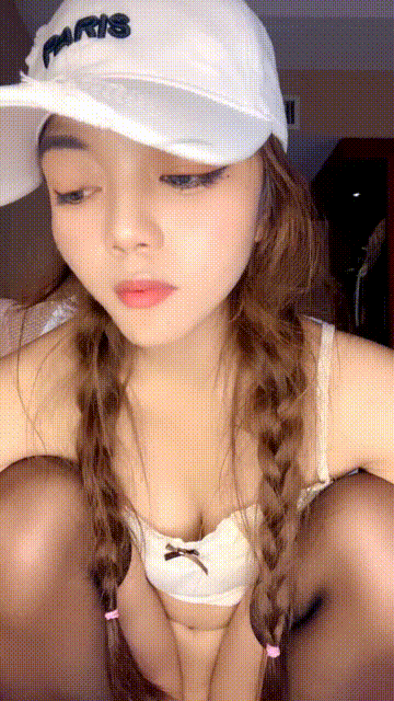 黑丝露脸风骚少妇喊狼友爸爸，淫声荡语互动撩骚奶子比心，跳蛋塞逼里抽插自慰，淫水多.gif