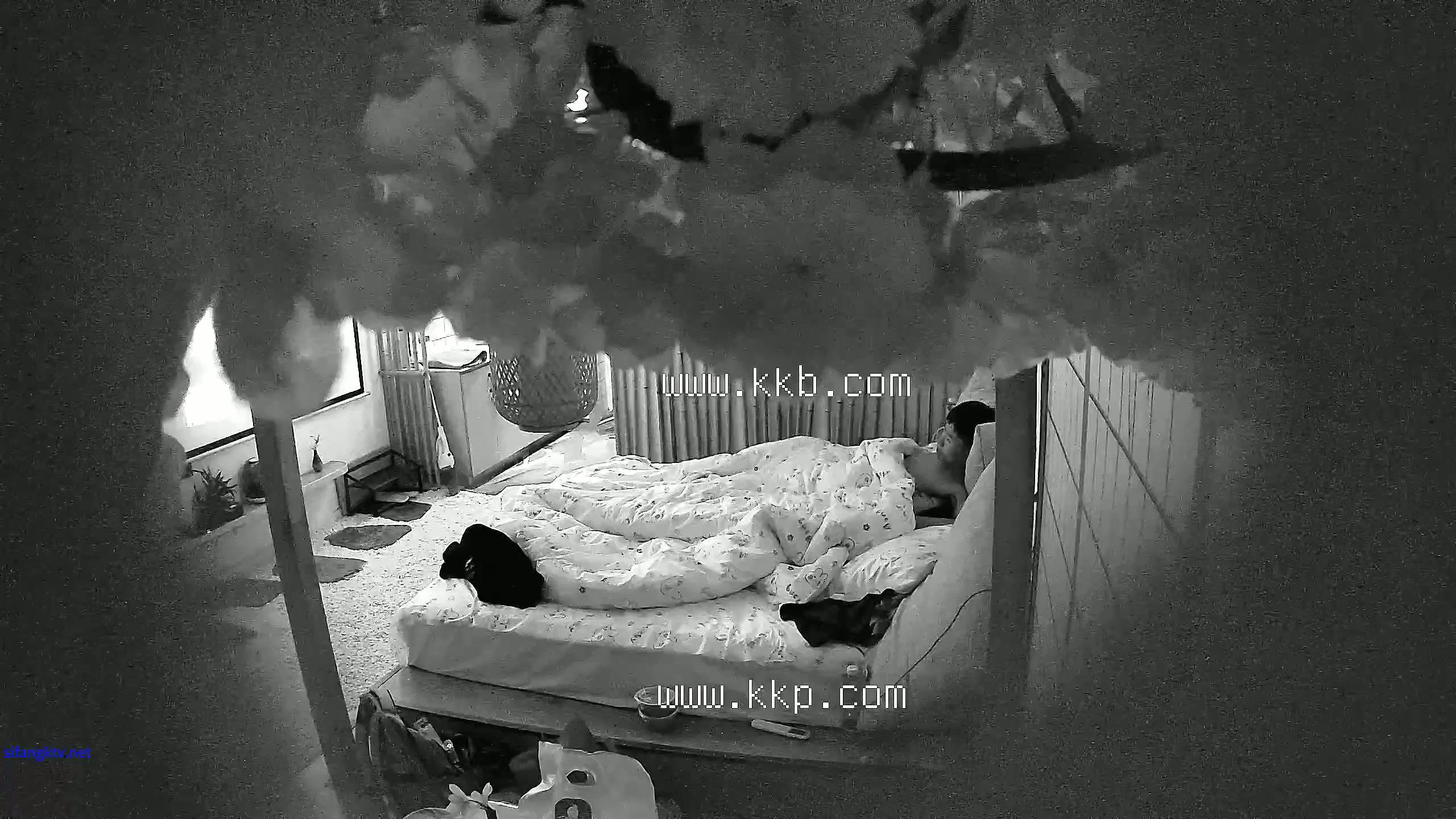 流出酒店偷拍 年轻情侣开房激情啪啪女生声音甜美，呻吟叫声非常的酥软.mp4_20251113_1.jpg